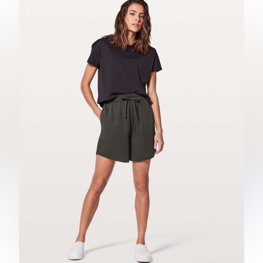 Lululemon Move Lightly Shorts size 4
Evergreen